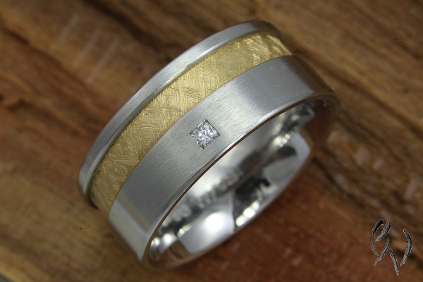 Schöner Ring aus Edelstahl und Gold 585/- mit einem Diamant